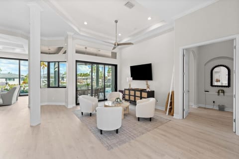 Sweet Waterfront Retreat House in Marco Island