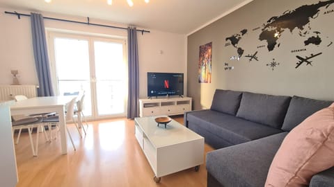 TV and multimedia, Living room, Decorative detail, Seating area, Dining area