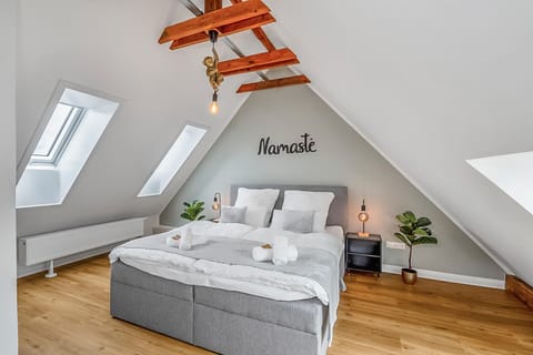 Bedroom, towels
