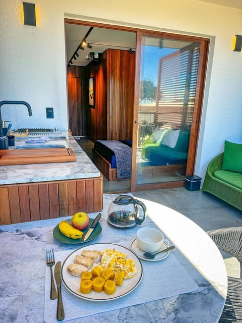 Property building, Balcony/Terrace, Photo of the whole room, Dining area, Breakfast, Continental breakfast