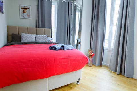 Bed, Bedroom, towels