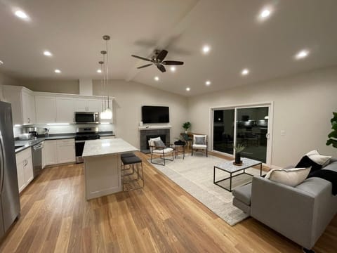 Kitchen or kitchenette, Living room