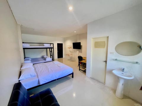 Toilet, Bed, Bathroom, TV and multimedia, Photo of the whole room, Bedroom