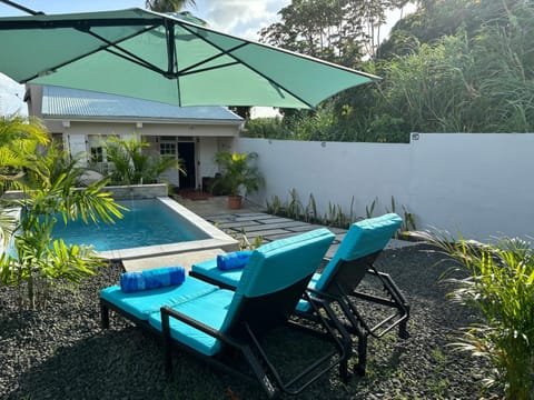 Seating area, Garden view, Pool view, Swimming pool, sunbed