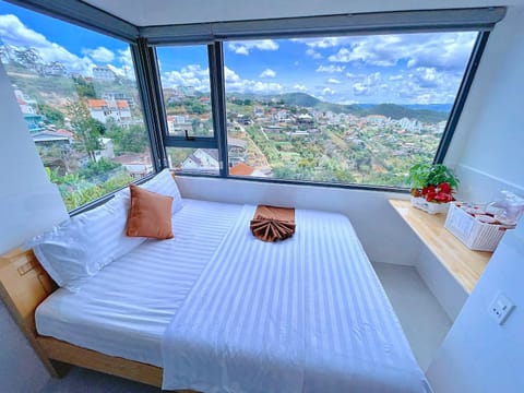 Bed, Natural landscape, View (from property/room), Balcony/Terrace, Photo of the whole room, Bedroom, City view, Mountain view, towels