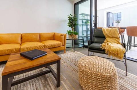 Living room, Photo of the whole room, Decorative detail, Seating area