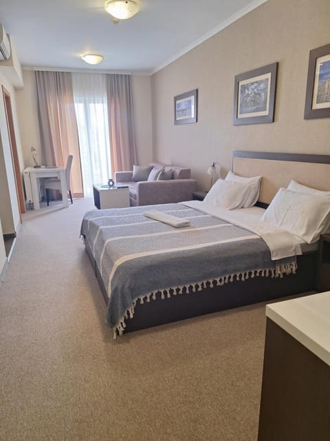 Bed, Living room, Photo of the whole room, Seating area, Bedroom, towels