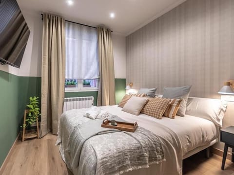 Bed, TV and multimedia, Bedroom