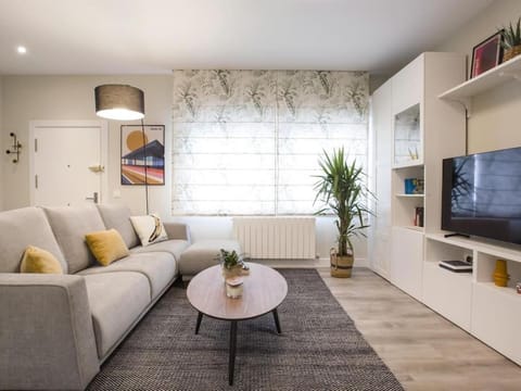 TV and multimedia, Living room, Evening entertainment