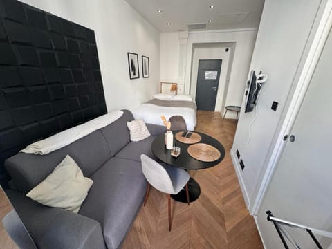 Kitchen or kitchenette, Living room, Seating area, Dining area