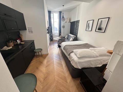 Bed, TV and multimedia, Kitchen or kitchenette, Photo of the whole room, Bedroom