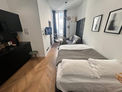 Bed, TV and multimedia, Photo of the whole room