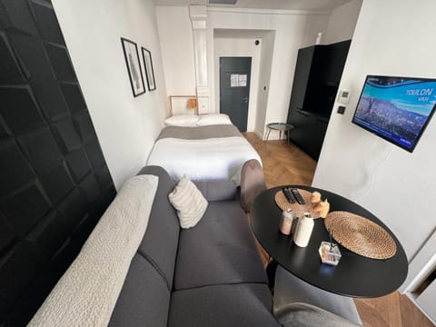 Bed, TV and multimedia, Coffee/tea facilities, Kitchen or kitchenette, Living room, Seating area, Bedroom