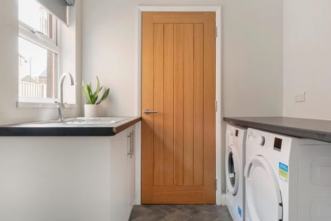 Kitchen or kitchenette, washing machine, dryer