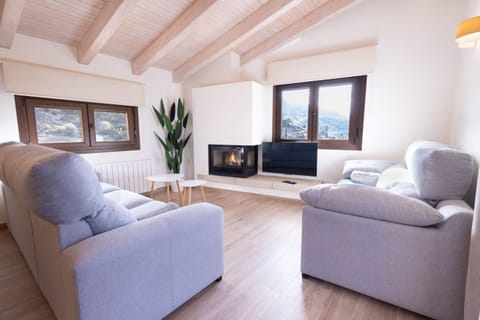 TV and multimedia, Living room, Seating area, flat iron