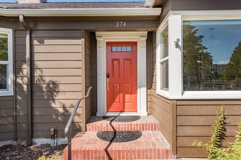 Sq Urban Retreat House in Sequim