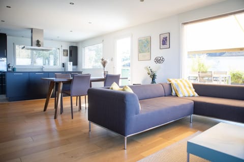 Kitchen or kitchenette, Living room, Seating area, Dining area