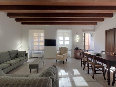 Communal lounge/ TV room, TV and multimedia, Living room, Seating area, Evening entertainment