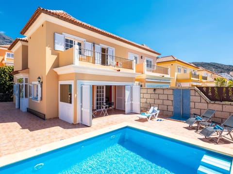 Property building, Day, Mountain view, Pool view, Swimming pool, sunbed