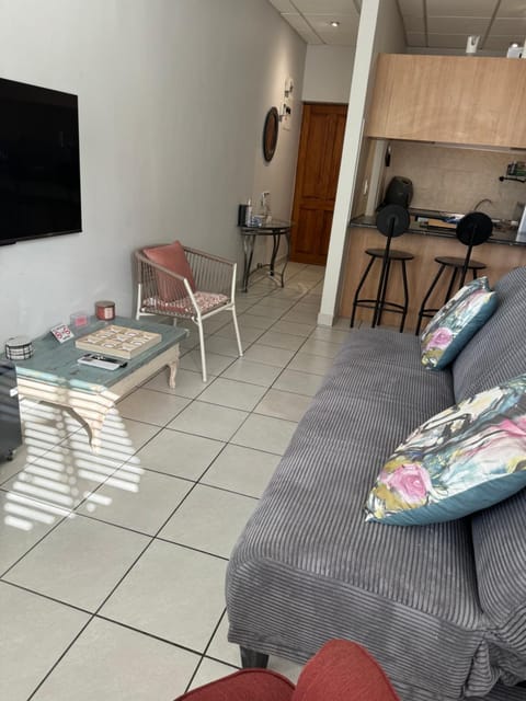 TV and multimedia, Kitchen or kitchenette, Living room, Seating area, Dining area