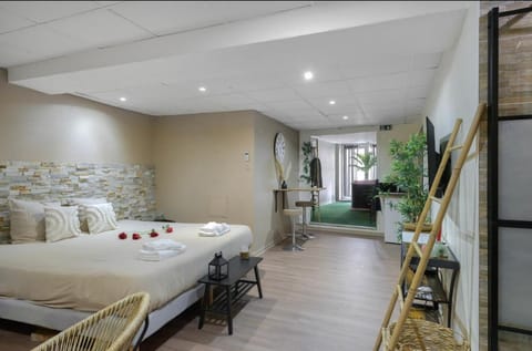 Bed, Photo of the whole room