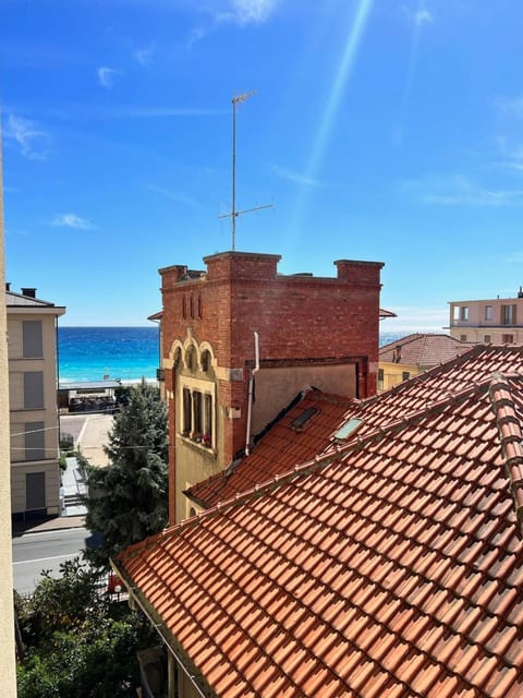 Property building, Day, Natural landscape, City view, Landmark view, Sea view