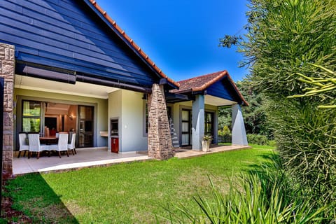 Property building, Patio, Day, Garden, Garden, Balcony/Terrace, Garden view