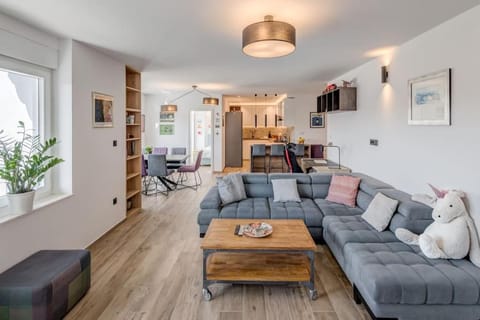 TV and multimedia, Kitchen or kitchenette, Living room, Seating area