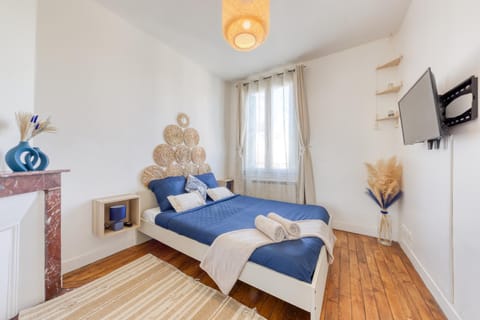 Bed, TV and multimedia, Photo of the whole room, Bedroom