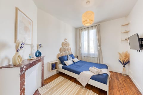 Bed, TV and multimedia, Photo of the whole room, Bedroom