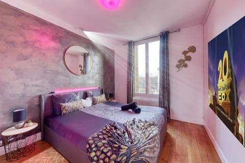 Bed, TV and multimedia, Bedroom