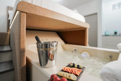 Bed, Hot Tub, Food, Drinks, Bath