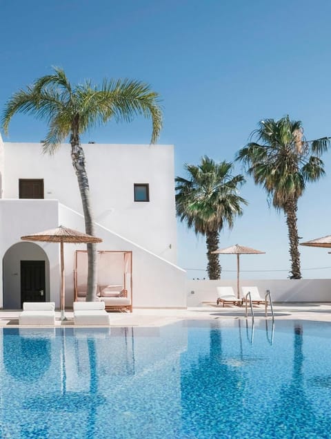 Property building, Day, Pool view, Swimming pool, sunbed