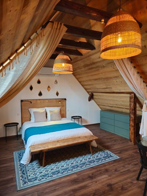 Bed, Night, Photo of the whole room, Bedroom, hair dresser, air conditioner