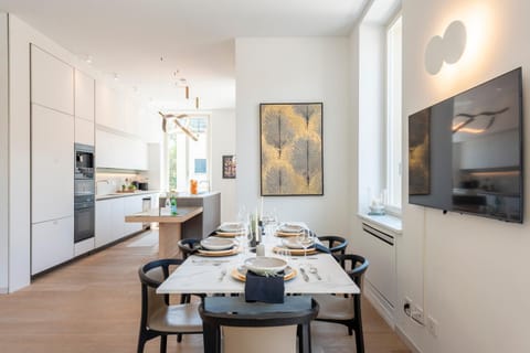 Kitchen or kitchenette, Dining area