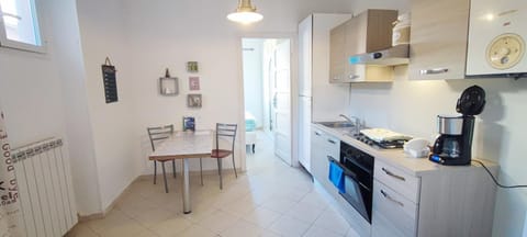 Coffee/tea facilities, Kitchen or kitchenette, Dining area, oven, stove