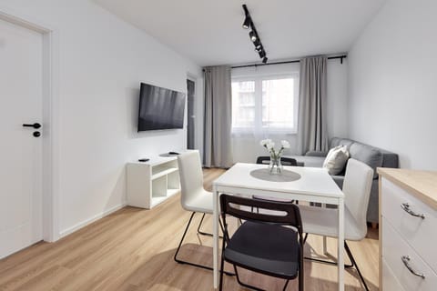 Communal lounge/ TV room, TV and multimedia, Living room, Seating area, Dining area, Evening entertainment, hair dresser