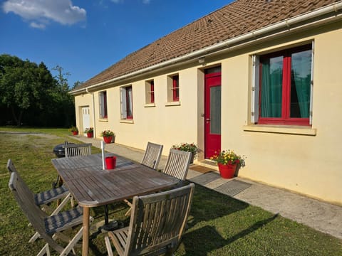 Spring, Day, BBQ facilities, Garden, Dining area, Garden view, Lake view