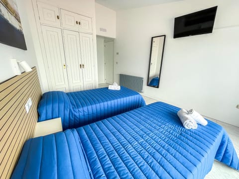 Bed, TV and multimedia, Bedroom