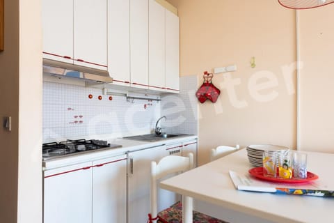 Kitchen or kitchenette, Dining area, stove