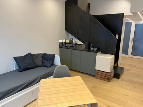 Kitchen or kitchenette, Seating area