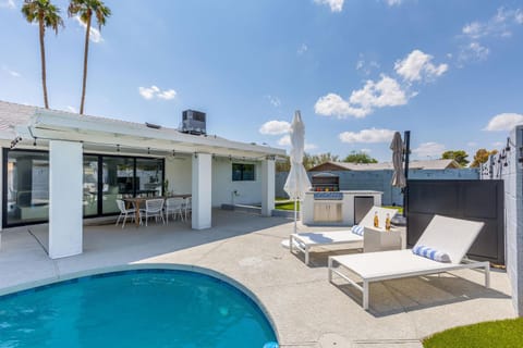 Old Town Fashion(ed)-Pool-Putting Green-BBQ Grill House in Mesa