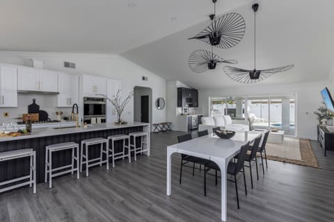 Old Town Fashion(ed)-Pool-Putting Green-BBQ Grill House in Mesa