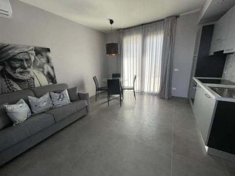 Communal lounge/ TV room, TV and multimedia, Kitchen or kitchenette, Living room, Seating area, air conditioner