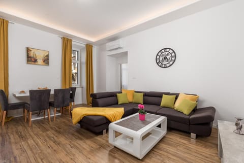 Living room, Seating area, air conditioner