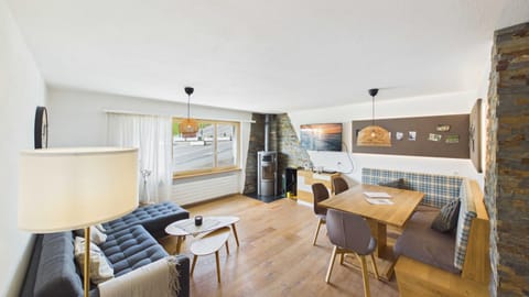 Seating area, Dining area