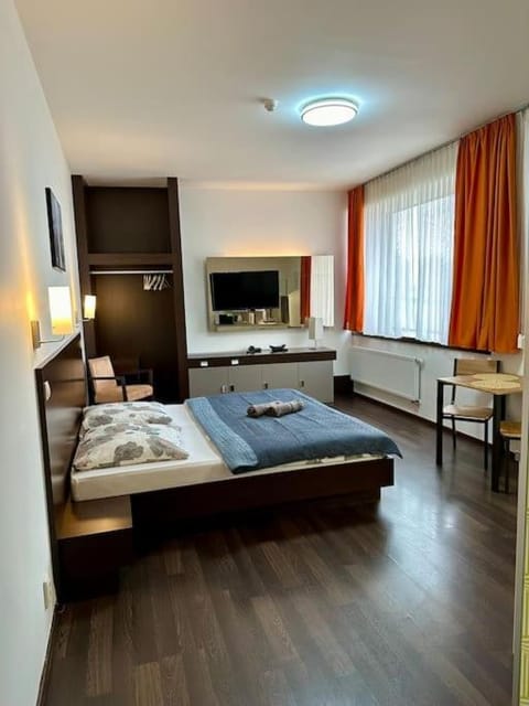 TV and multimedia, Photo of the whole room, Seating area, Bedroom