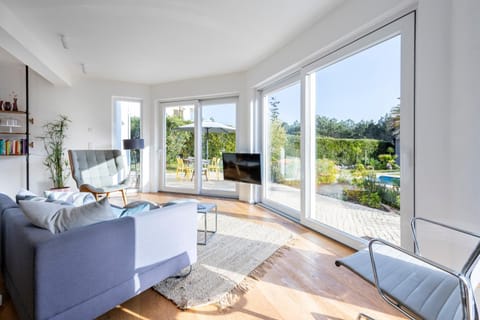 TV and multimedia, Living room, Seating area, Garden view