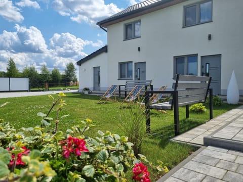 Property building, Day, Garden, Garden view, sunbed