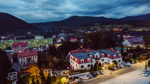 Property building, Night, Neighbourhood, Natural landscape, Bird's eye view, Garden, City view, Mountain view, Street view, Location, Parking
